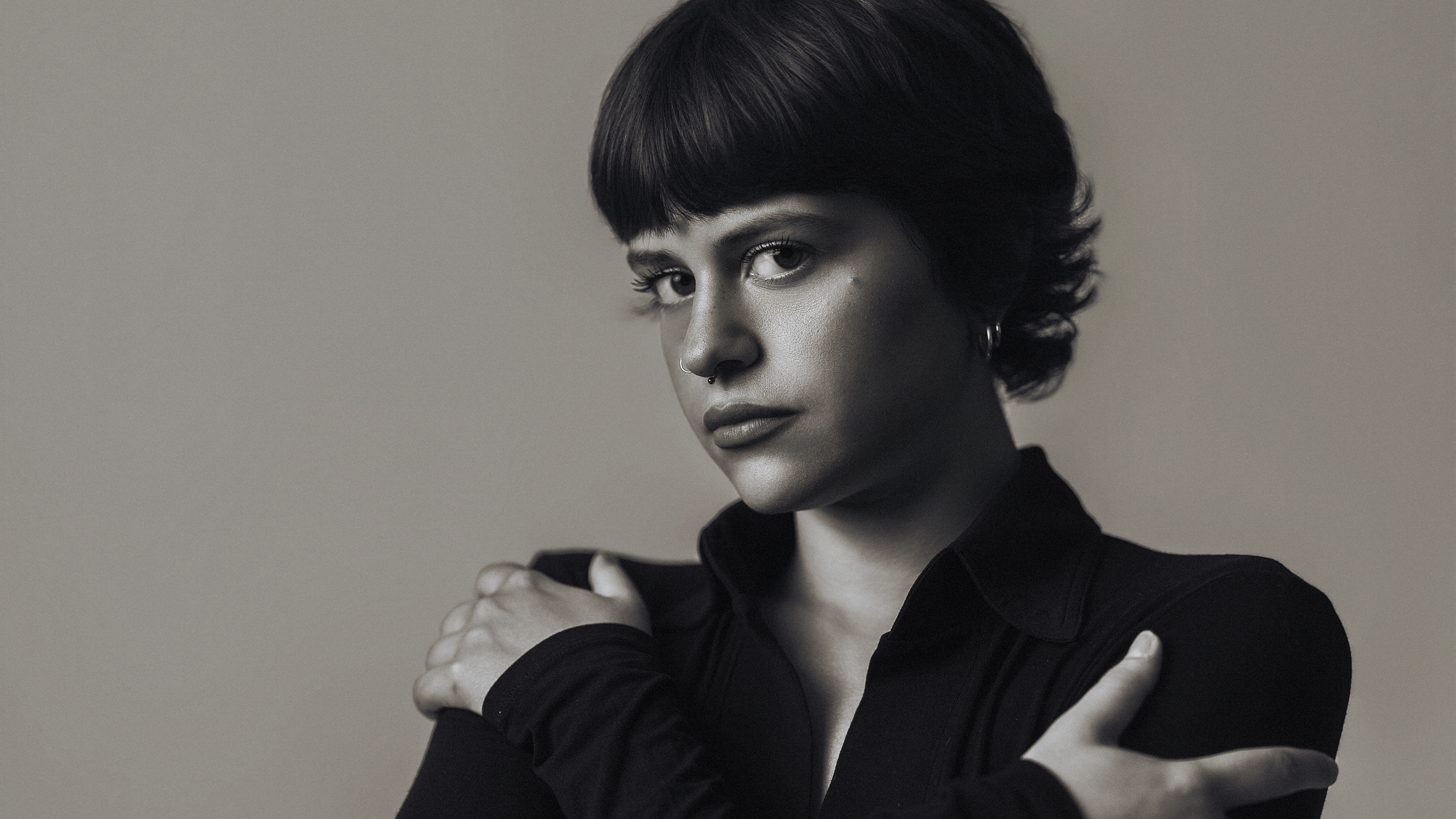 Anna Sofia Parazza — Ritratto orizzontale con braccia incrociate